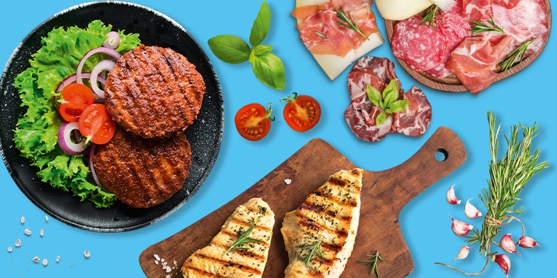 Fleisch und Wurstwaren auf hellblauem Hintergrund