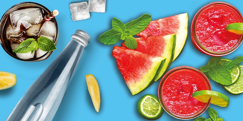 Erfrischungsgetränke mit Wassermelone, Cola, Zitrone, Eis und Minze auf blauem Hintergrund.