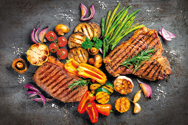 Auf dem Bild sind glühende Holzkohle Briketts zu sehen.