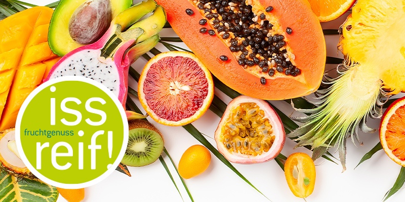 Aufgeschnittene Papaya, Kiwi, Blutorange, Avocado und Ananas auf weißen Untergrund