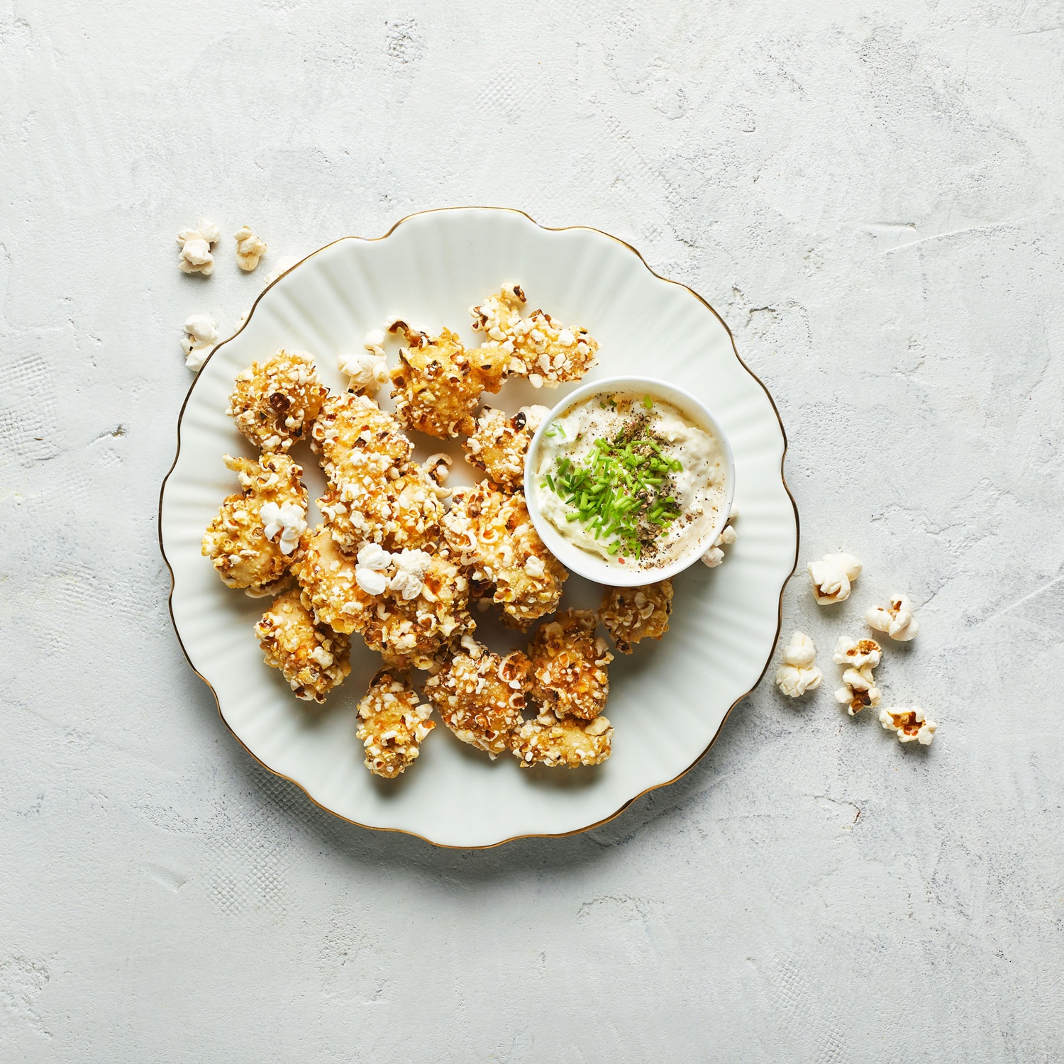 Popcorn-Chicken mit Knoblauch-Parmesan-Dip