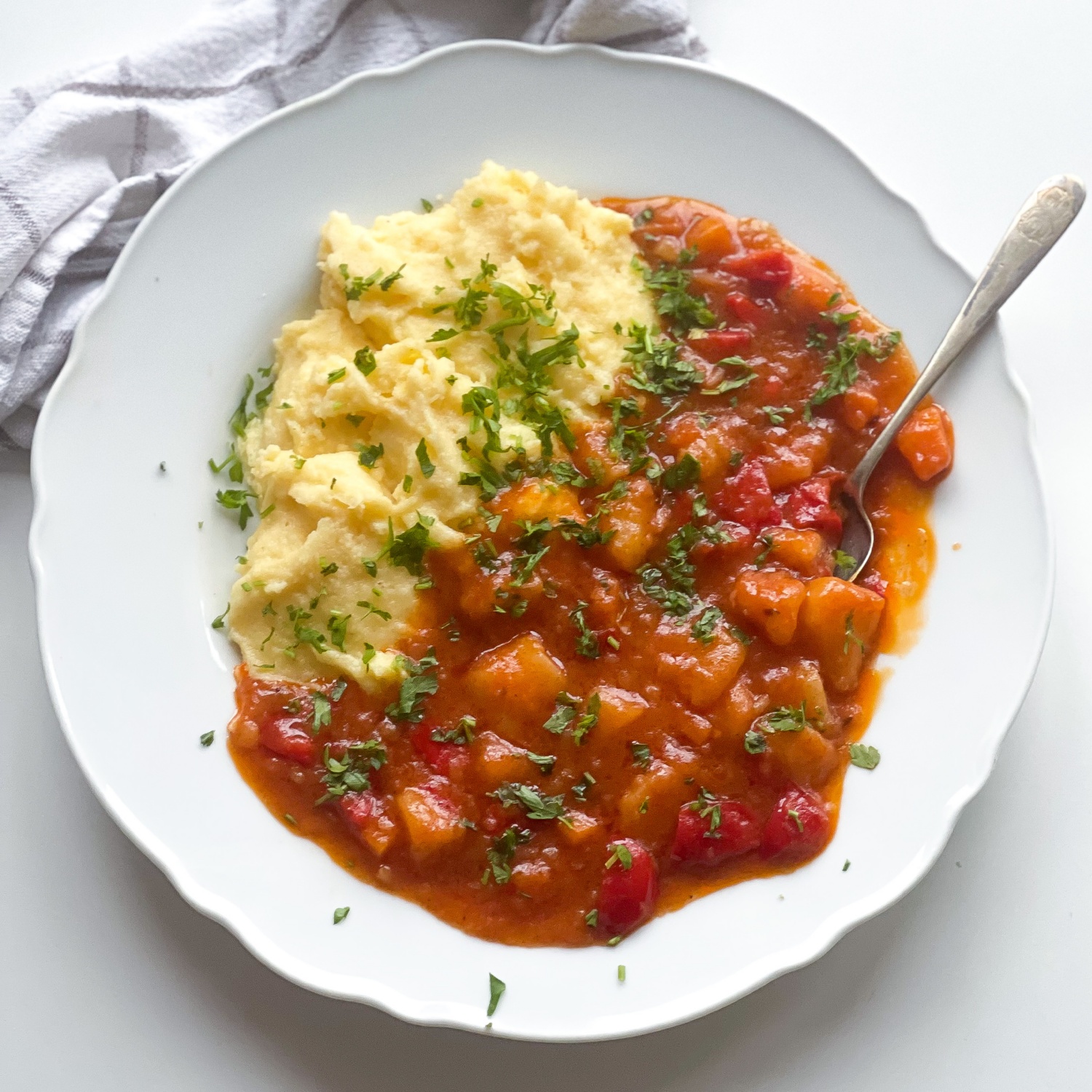 Veganes Gulasch mit Polenta Rezept | HOFER Rezeptwelt