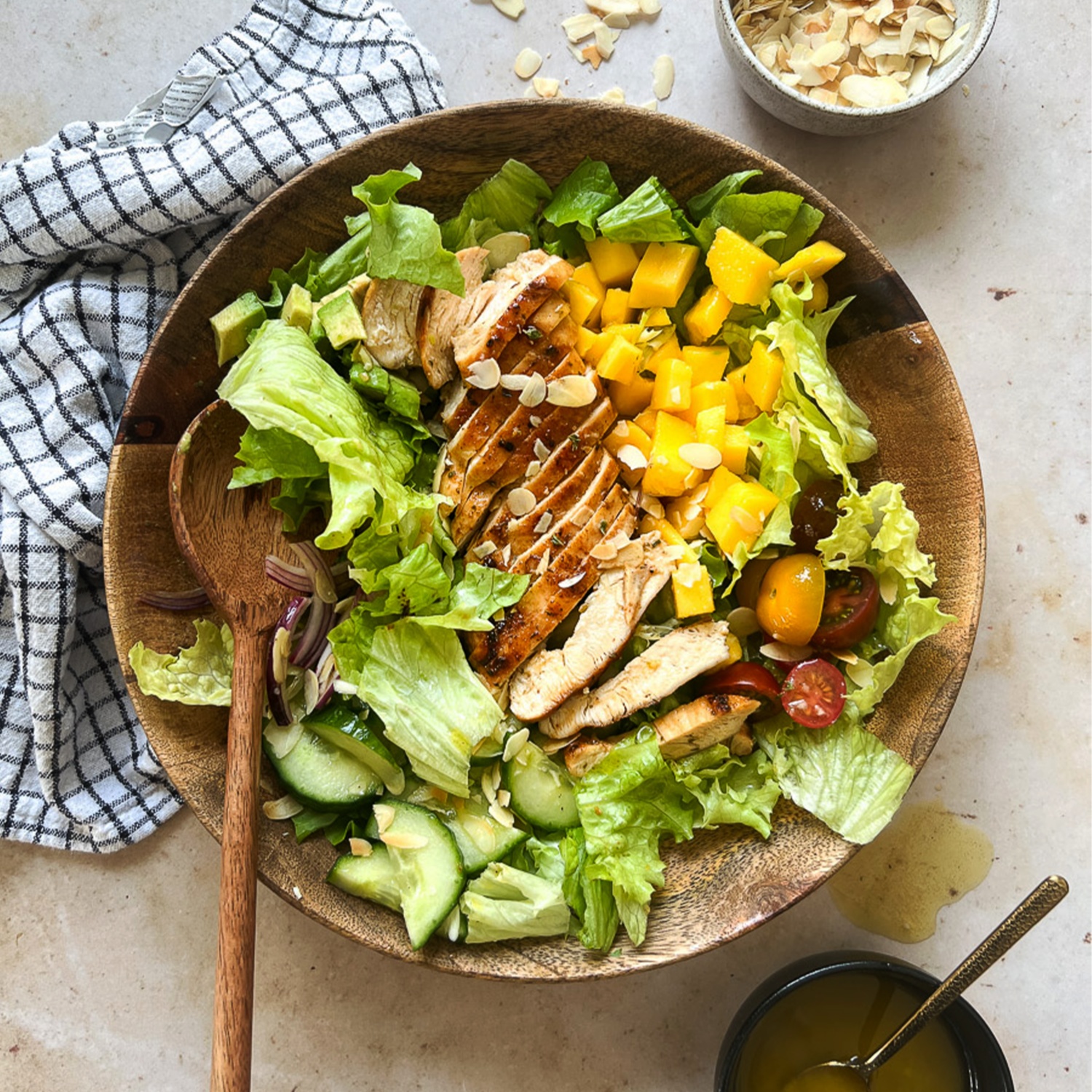 Knackiger Salat mit Hühnerbruststreifen, Mango und Avocado