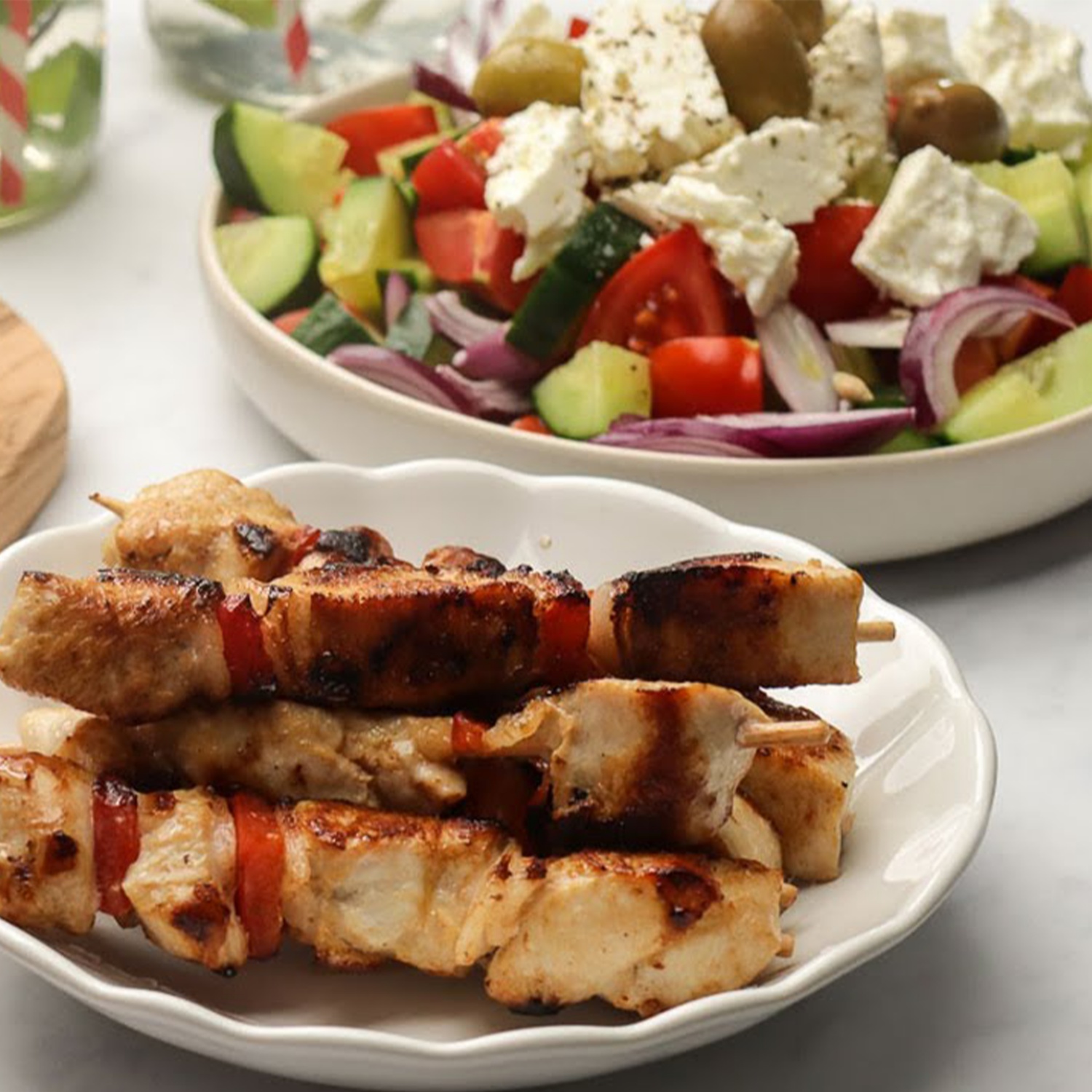 Griechischer Salat mit Hühnerspießen