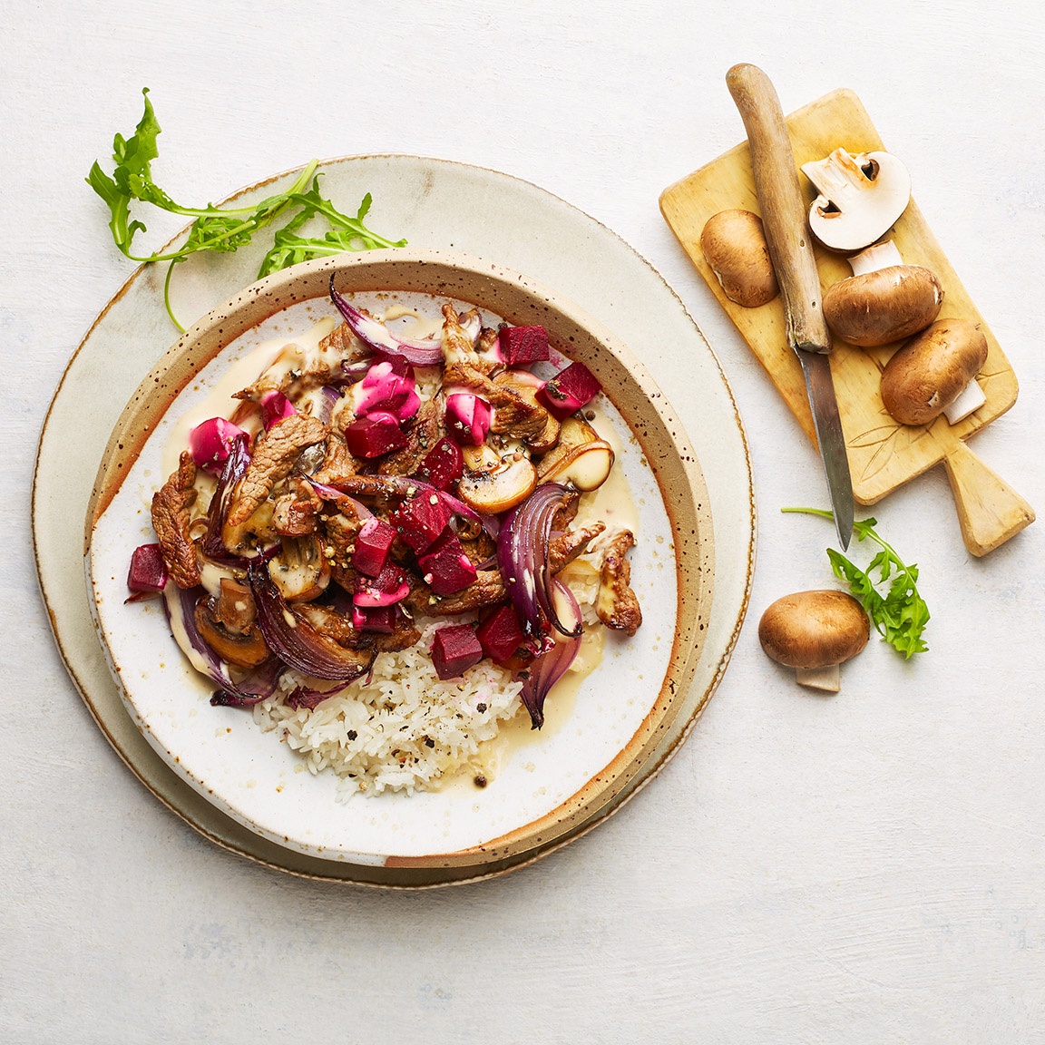 Rindergeschnetzeltes mit Roter Bete und Champignons auf Reis