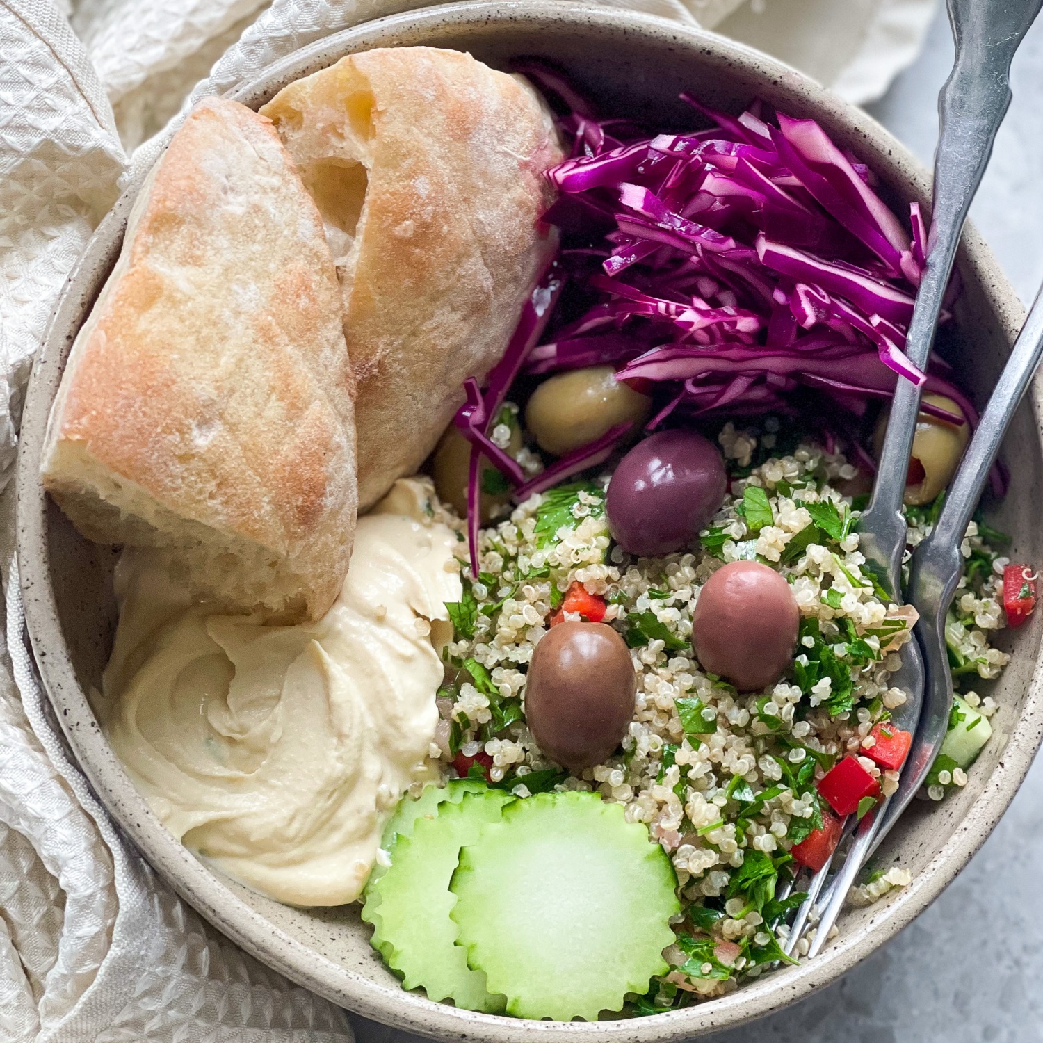 Mediterrane Bowl mit selbstgemachtem Fladenbrot Rezept | HOFER Rezeptwelt