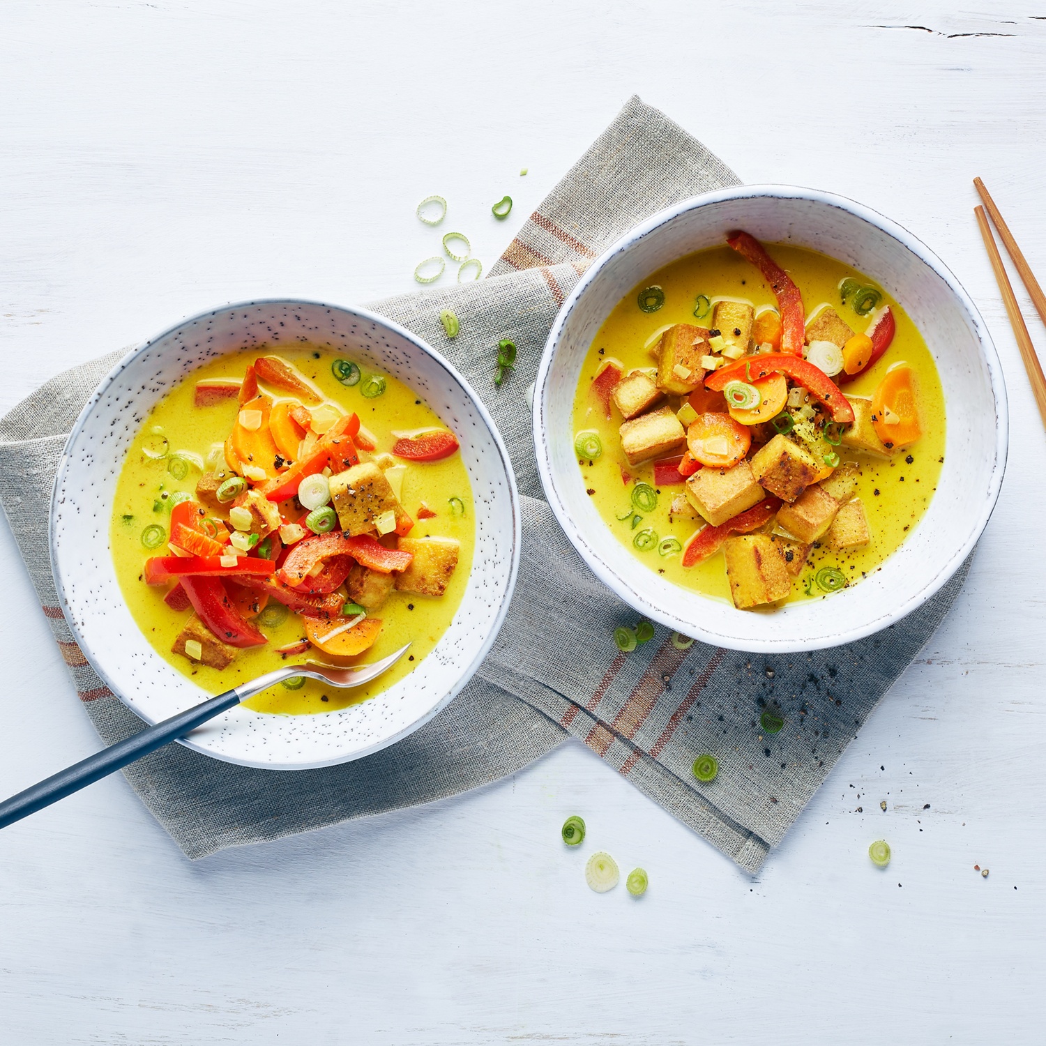 Gelbes Tofu-Curry mit Möhren und Paprika (vegan)