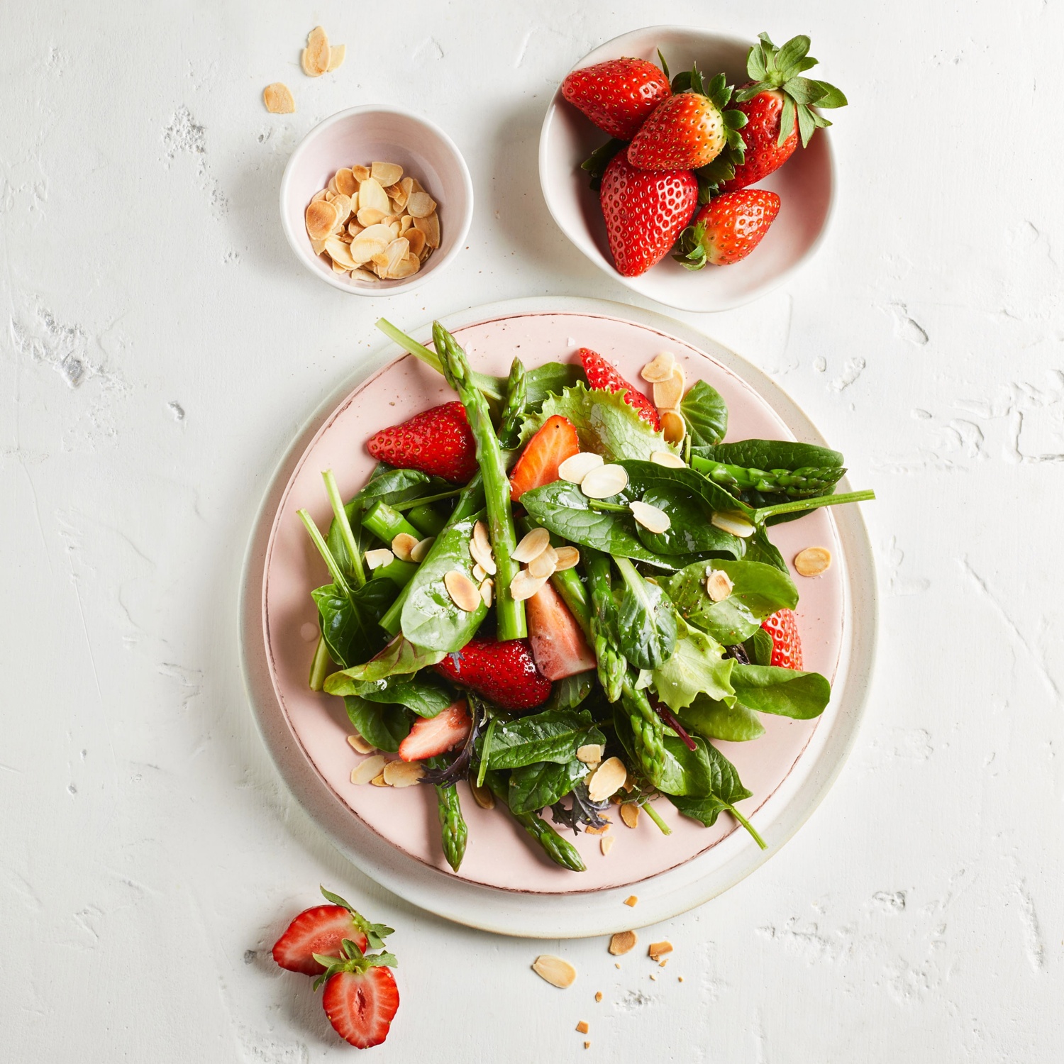 Spargel-Salat mit Erdbeeren und Spinat