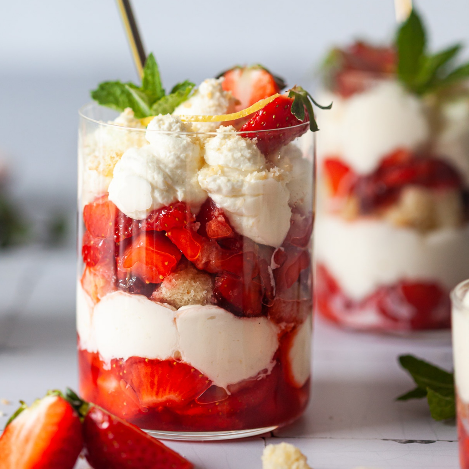 Erdbeer-Schicht-Dessert im Glas