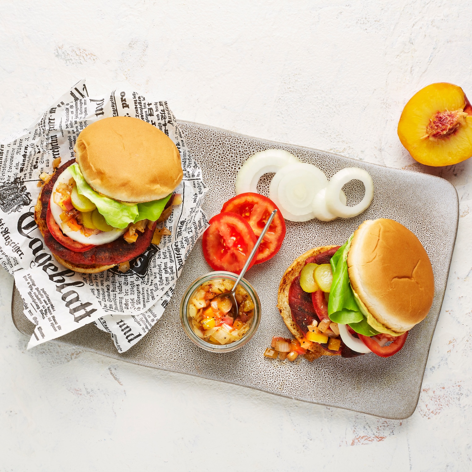 Veganer Burger mit Pfirsich-Nektarinen-Salsa