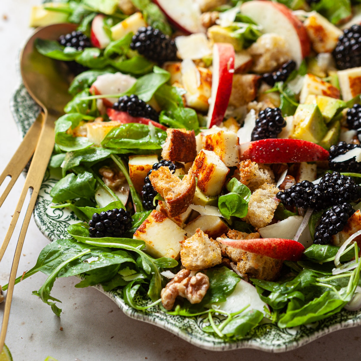 Salat mit Halloumi und Pfirsich