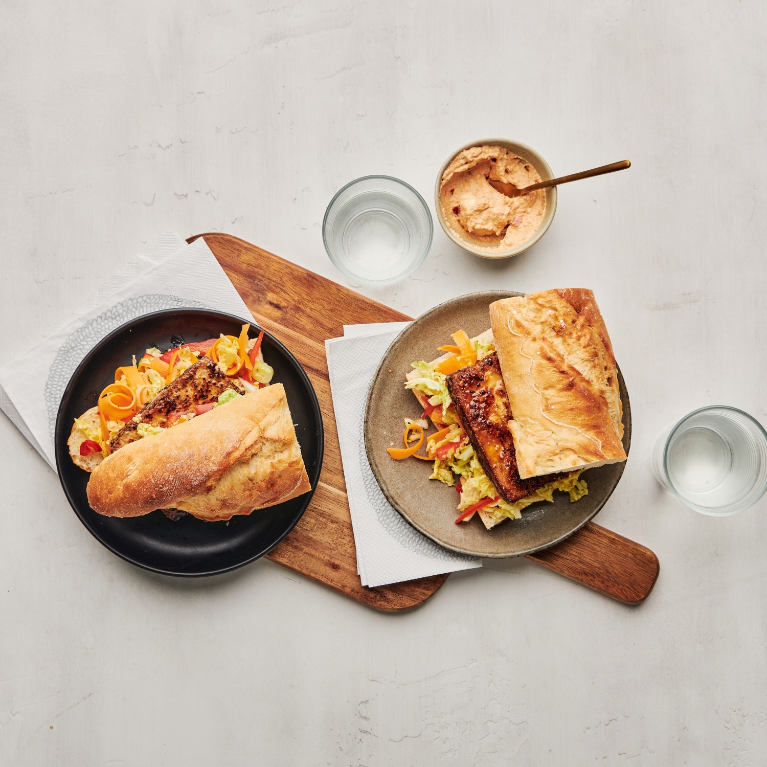 Veganes Tofu-Sandwich mit Chinakohl