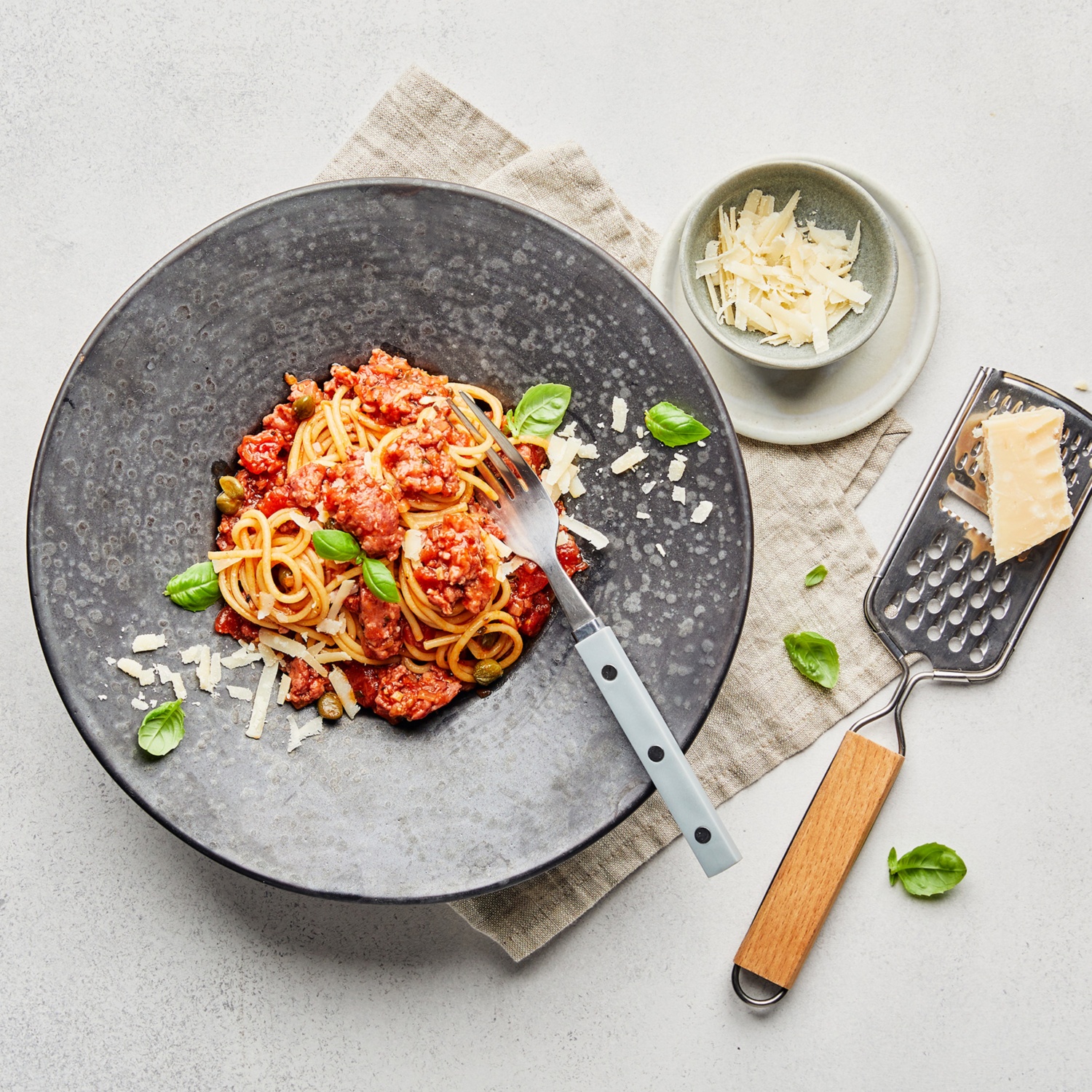 Salsiccia-Spaghetti mit Tomaten-Kapern-Sauce
