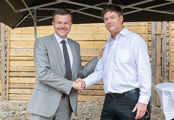 Nürnbergs OB Marcus König gratuliert Christof Hake zum Spatenstich