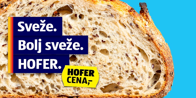 Kruh na modri podlagi z besedilom Sveže. Bolj sveže. HOFER.