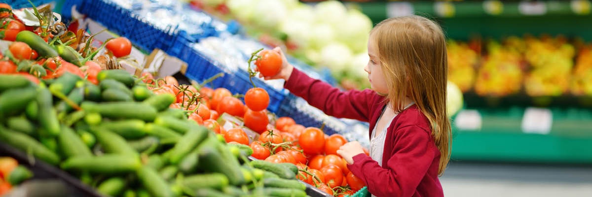 kislány bevásárol