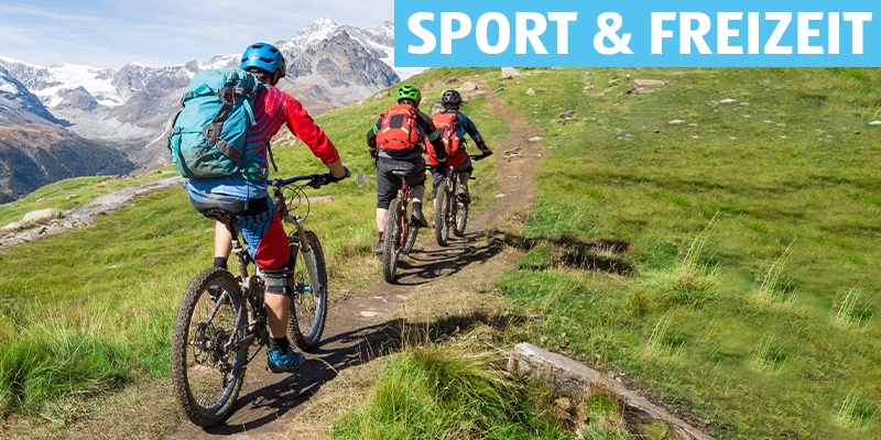 Sport und Freizeit: Drei Mountainbiker sind in den Bergen.