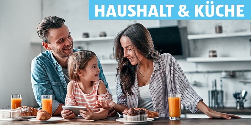 Haushalt und Küche: Ein Paar mit einem Kind frühstücken in der Küche und trinken Saft.