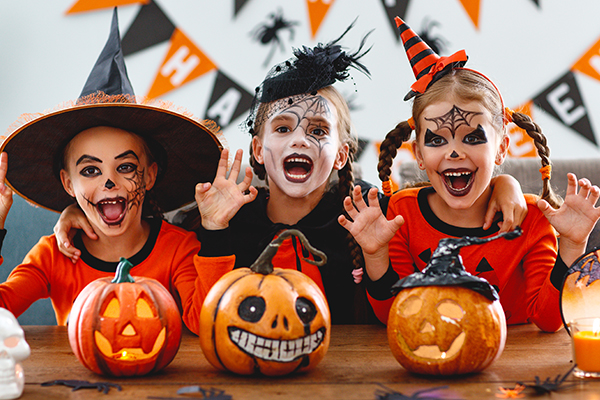 Gegrilltes Gemüse wie Zucchini, Aubergine, Möhre, Paprika, Kartoffeln wurde auf einem Holzbrett angerichtet