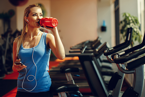 Frau auf Laufband zu Hause.