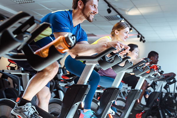Frau auf Laufband zu Hause.