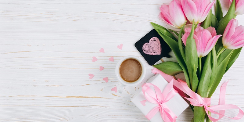 Rosen und ein schönes Glas mit Rosen Blüten gefüllt.