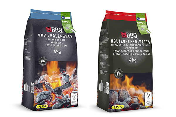 ein Sack Grillholzkohle und ein Sack Holzkohlebriketts