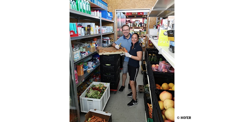 2 Personen mit Kiste Karotten in einem Lager