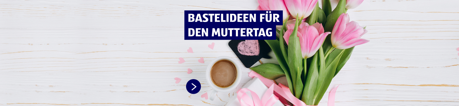 Bastelideen für den Muttertag. Auf dem Bild sind rosa Tulpen, ein Kaffee und ein Präsent zu sehen.