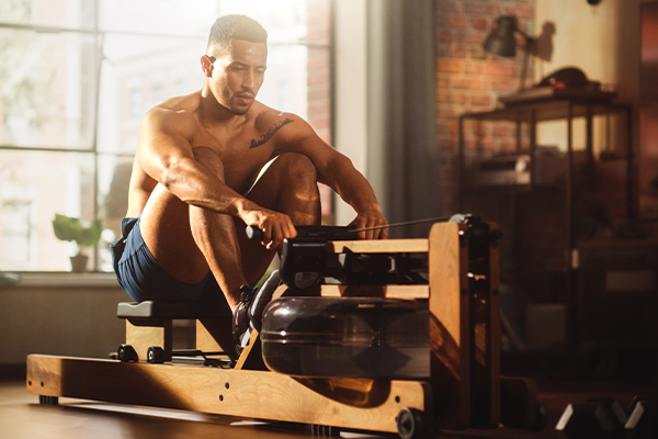 Frau auf Laufband zu Hause.
