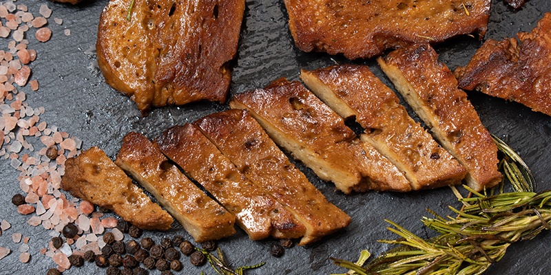 Gegrillter Seitan, welcher in Scheiben geschnitten wurde.