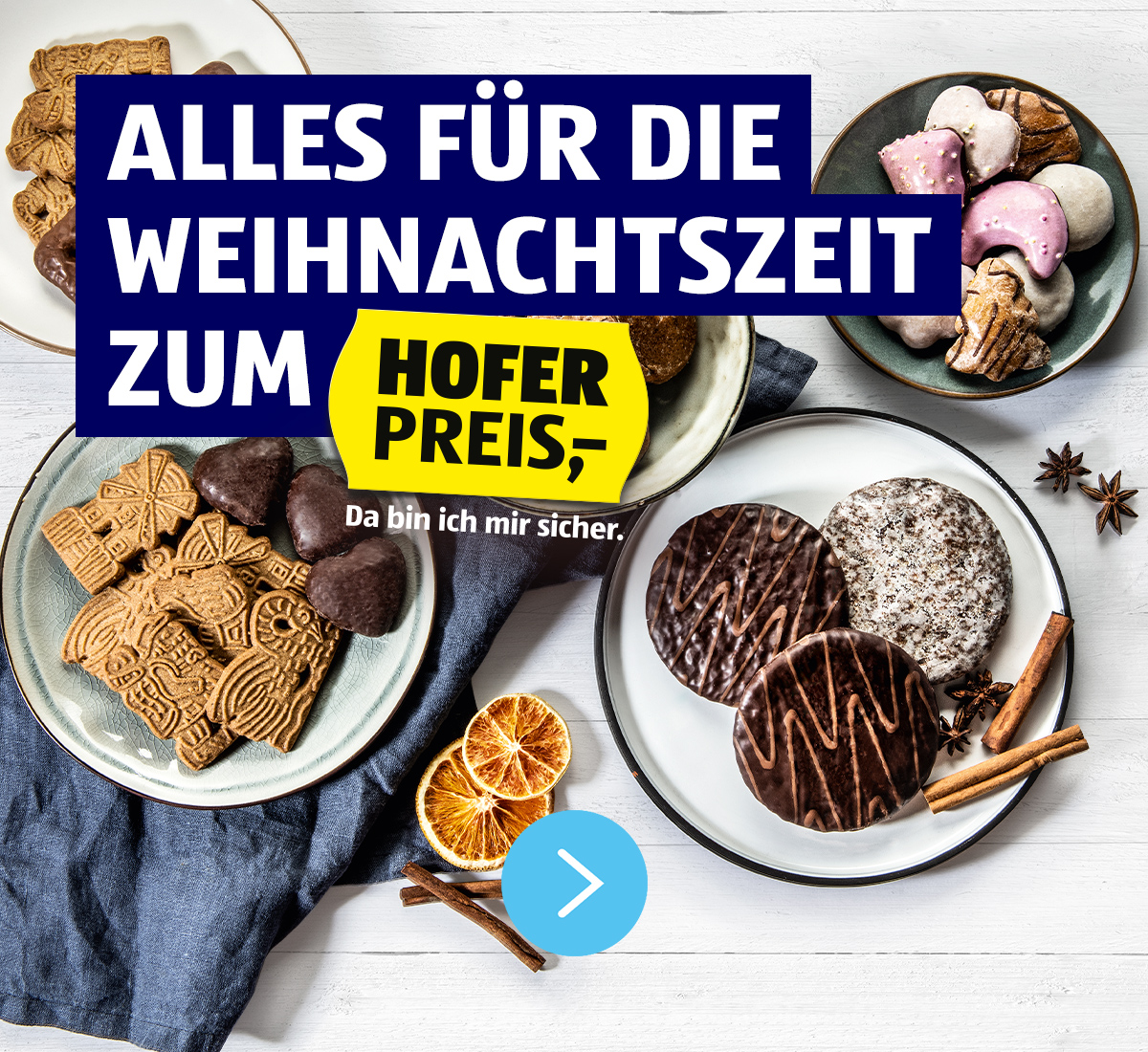 HOFER Wochenstart - Abgebildet sind drei Aktions-Artikel (zwei Packungen Teigwaren, Avocados und ein Guglhupf) auf rotem weihnachtlichen Hintergrund und in einer gelben Flappe "Hofer - 50% Wochenende. Freitag und Samstag 01.12. und 02.12. stark reduziert" unterhalb der Überschrift.