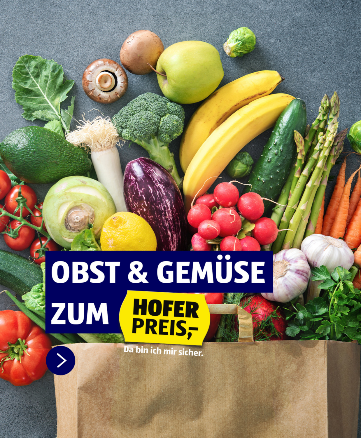 Obst & Gemüse zum HOFER Preis. Aus einem Einkaufkorb fallen unzählige Obst- und Gemüsesorten.