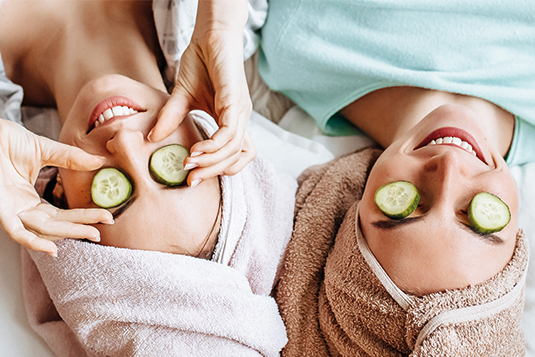 Zwei Frauen die sich Zeit für sich nehmen und Relaxen