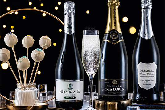 Silvester Dekoration mit essbaren Cake Pops und goldenen Accessoires 