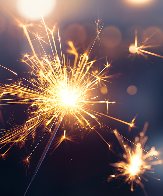 Eine sprühende Wunderkerze auf dunklen Hintergrund 