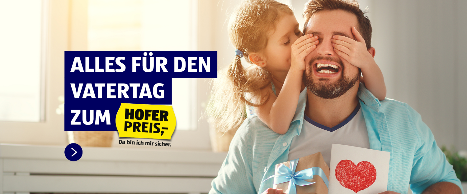 Alles für den Vatertag zum HOFER PREIS. Ein kleines Mädchen hält ihrem Vater die Augen zu, welcher ein Geschenk und eine Karte in der Hand hat.