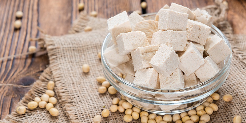 Tofustückchen in einer kleinen Glasschüssel.
