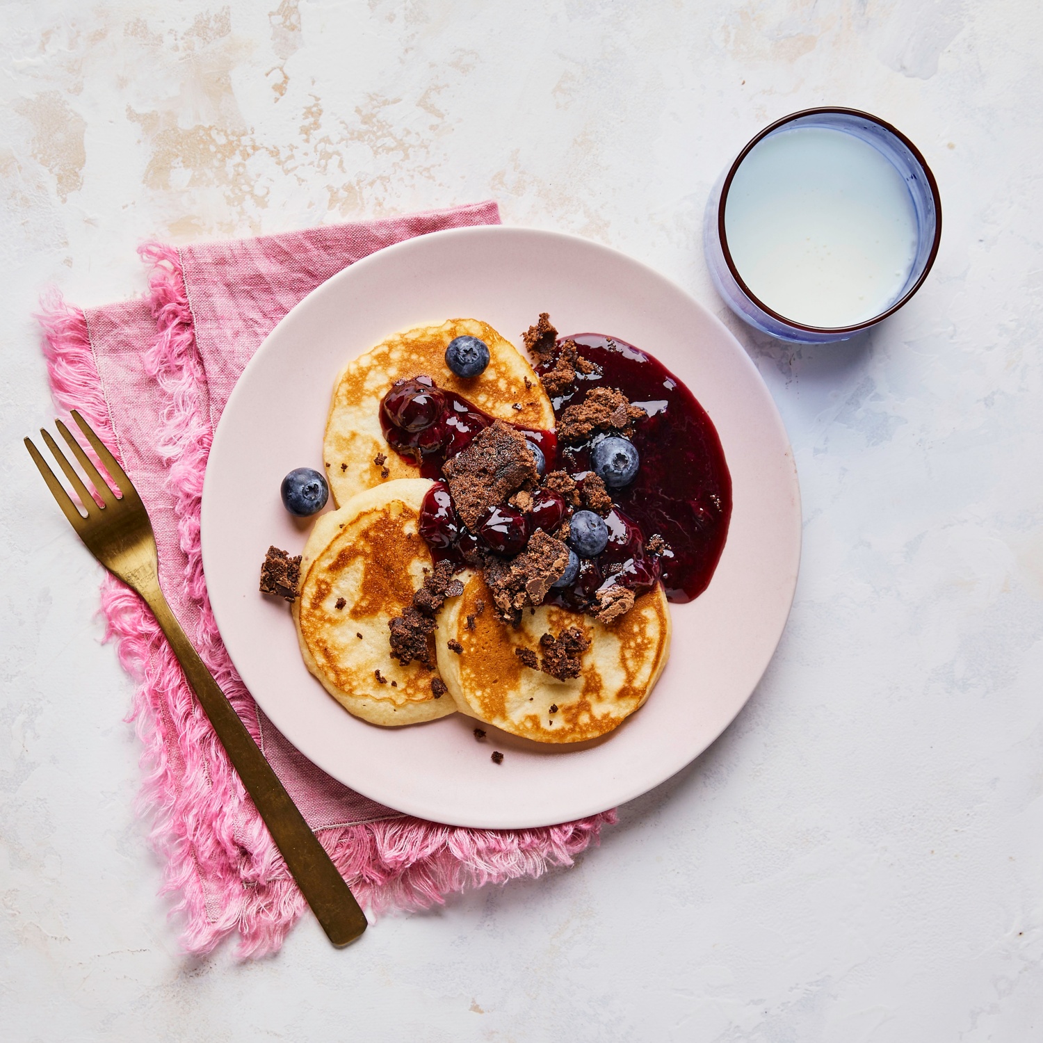 Buttermilch-Pancakes mit Blaubeersauce und Brownie-Topping