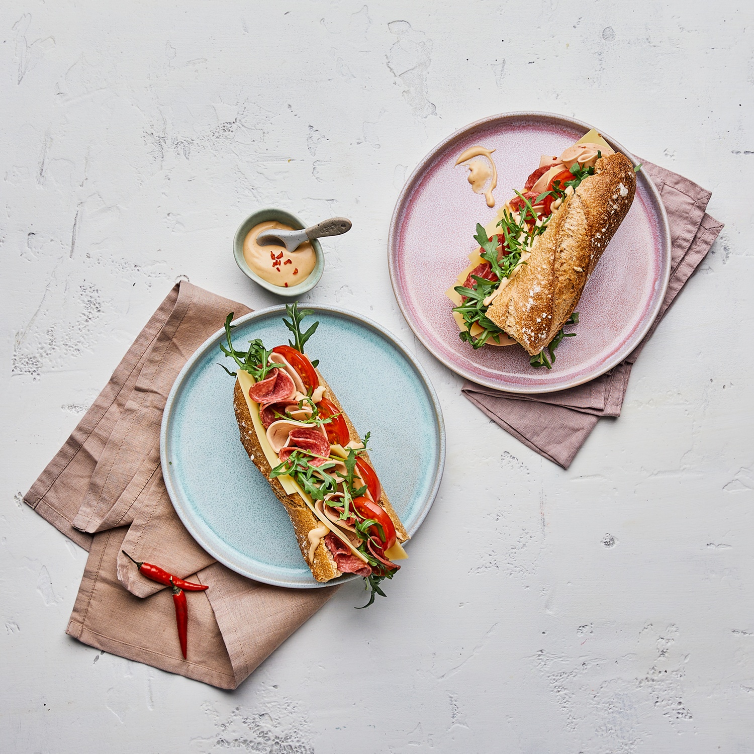 Baguette-Sandwich mit scharfer Tomaten-Mayonnaise