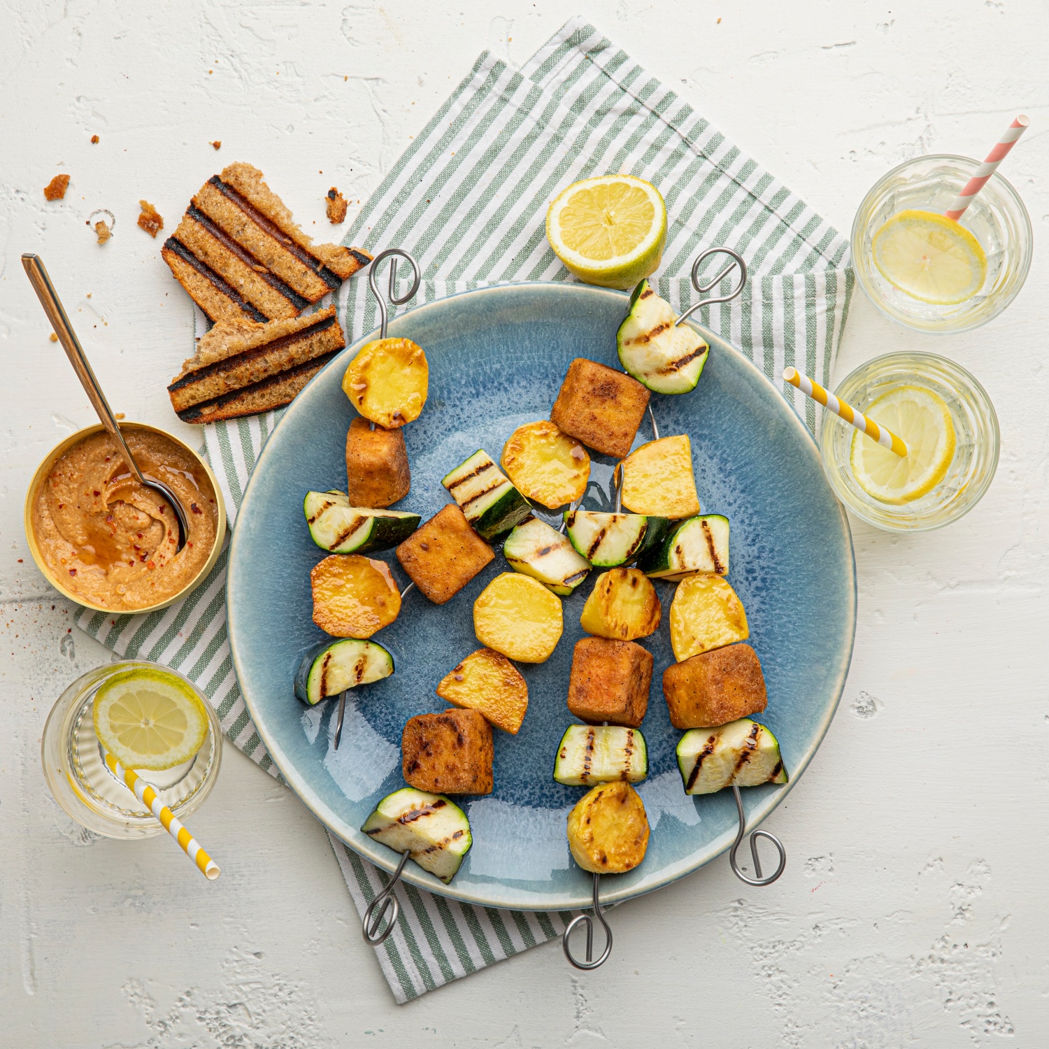 Crispy Tofu-Gemüse-Spieße mit Erdnussdip | ALDI Rezeptwelt