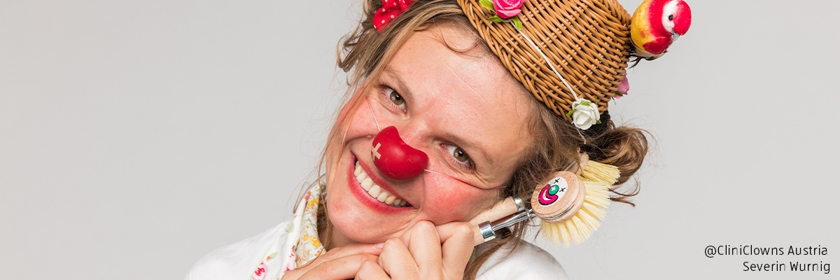 Ein Clown mit roter Nase und Hut