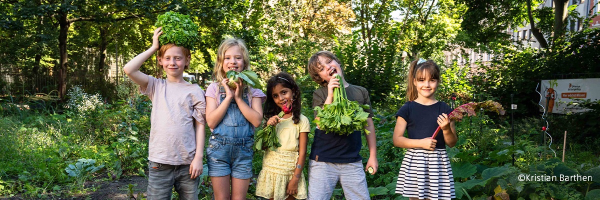 Kinder im Gemüsebeet