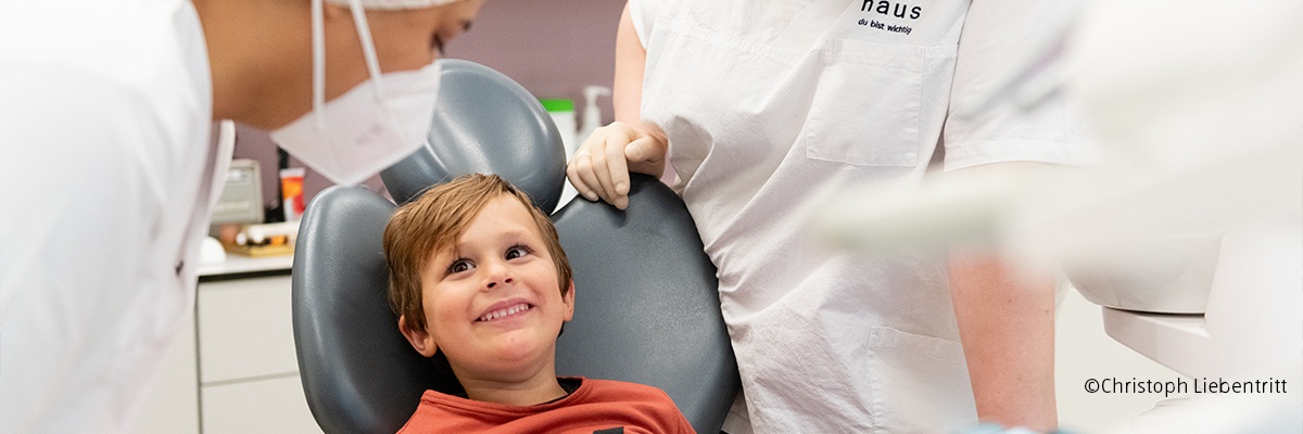 Ein Junge beim Zahnarztbesuch