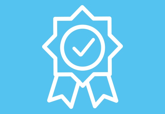 Auf einem hellblauen Hintergrund ist ein weißer Orden ersichtlich.