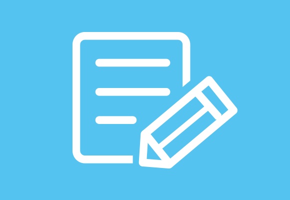 Auf einem hellblauen Hintergrund ist ein weißes umrandetes Blatt Papier und ein Stift ersichtlich.