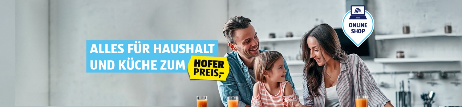 Familie am Tisch mit Orangensaft. Text: 'ALLES FÜR HAUSHALT UND KÜCHE ZUM HOFER PREIS,-' & 'ONLINE SHOP'.