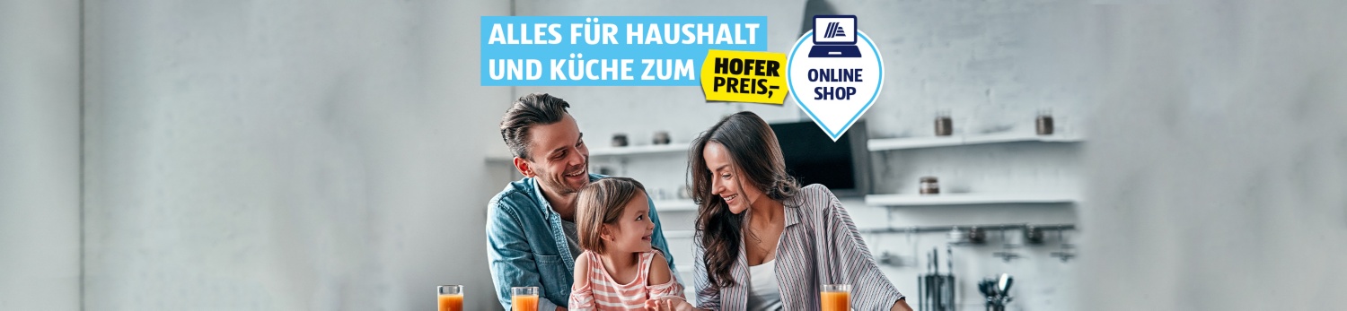 Familie am Tisch mit Orangensaft. Text: 'ALLES FÜR HAUSHALT UND KÜCHE ZUM HOFER PREIS,-' & 'ONLINE SHOP'.