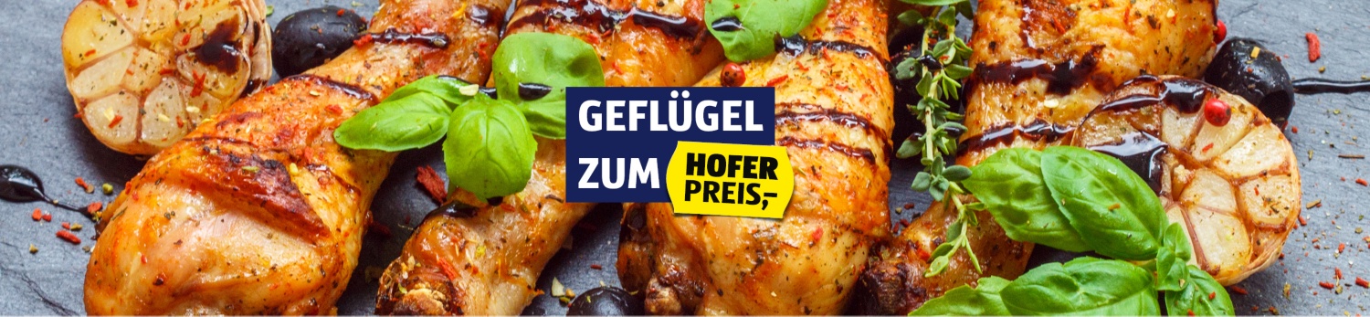 Gegrillte Hühnerkeulen garniert mit Basilikum.