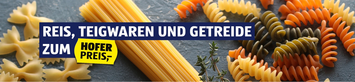 Verschiedene Nudelarten auf Schieferplatte.